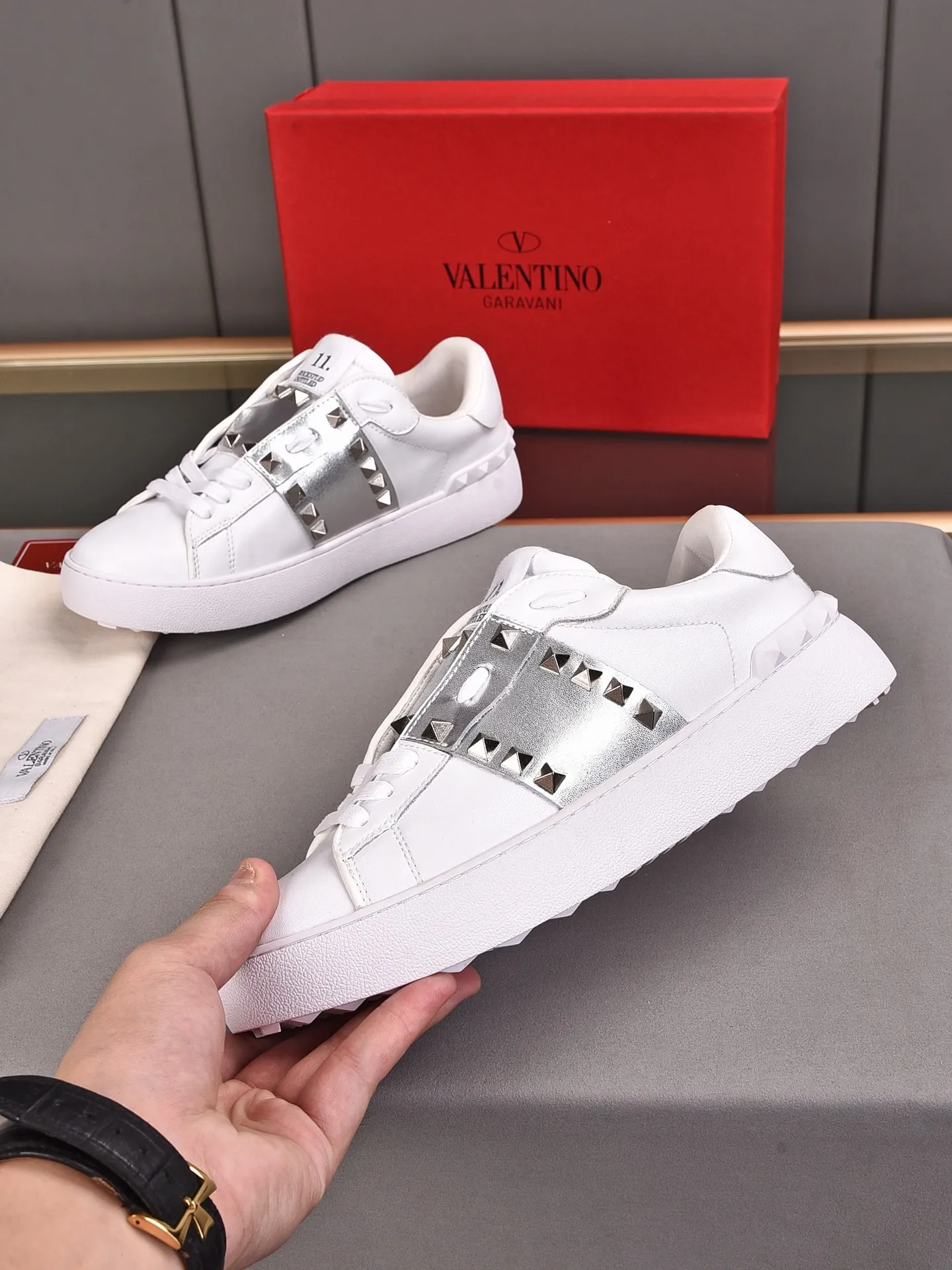 Men's shoes 440💰 (men and women couples) Valentino classic color matching series casual shoes. Made with heavy craftsmanship, good products pay attention to every detail. A must-have trendy item that can be worn all year round, it has been worn by many celebrities and Internet celebrities~~Imported cowhide surface, unique design concept, sheepskin lining, counter quality. Women’s clothing 35-40. Men’s clothing 39-44, 45-46 (returns and exchanges are not supported for custom-made items)